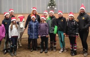 Kinder bei den Reiterferien in der Vorweihnachtszeit